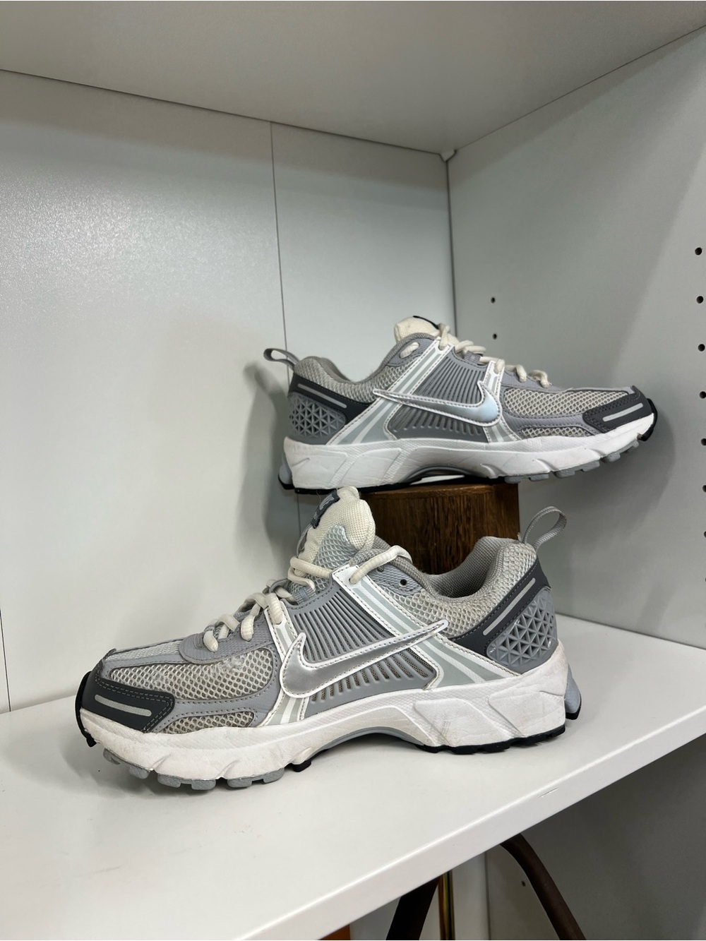 🔥 Nike Vomero 5 sneakers women size 8.5 - Picture 3 of 7
